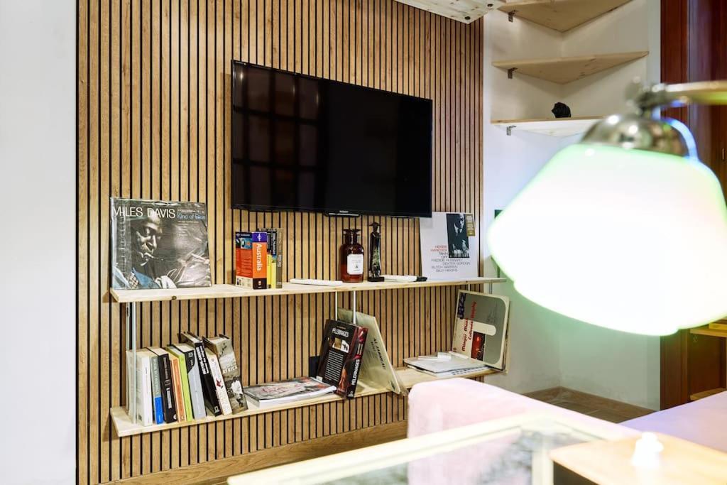 Casa Cloclo: Design & Vintage Above Subway Apartment Mailand